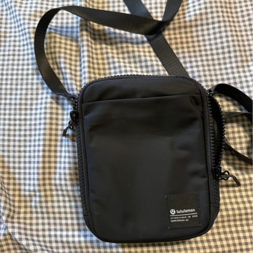 Lululemon small messenger bag